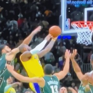 开云体育官网-漏判偷走湖人胜利 詹姆斯跪地长叹矛头直击裁判