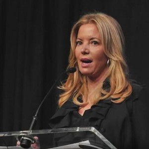 开云-媒体人谈巴斯家族内斗：现在体育世界的宫廷戏 反映的都是人性