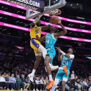 开云官网-根本不防守！詹姆斯只顾刷分！三球打爆湖人，东契奇空砍39+3+4